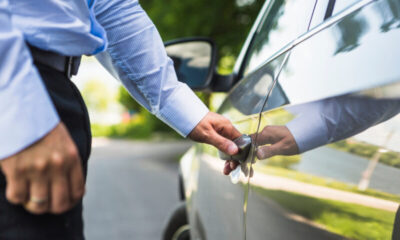 Pot închiria un vehicul pentru altcineva?