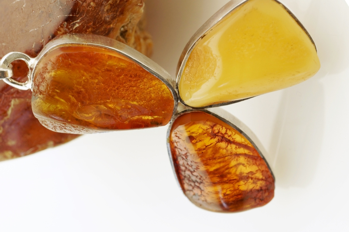 bijuterii cu chihlimbar