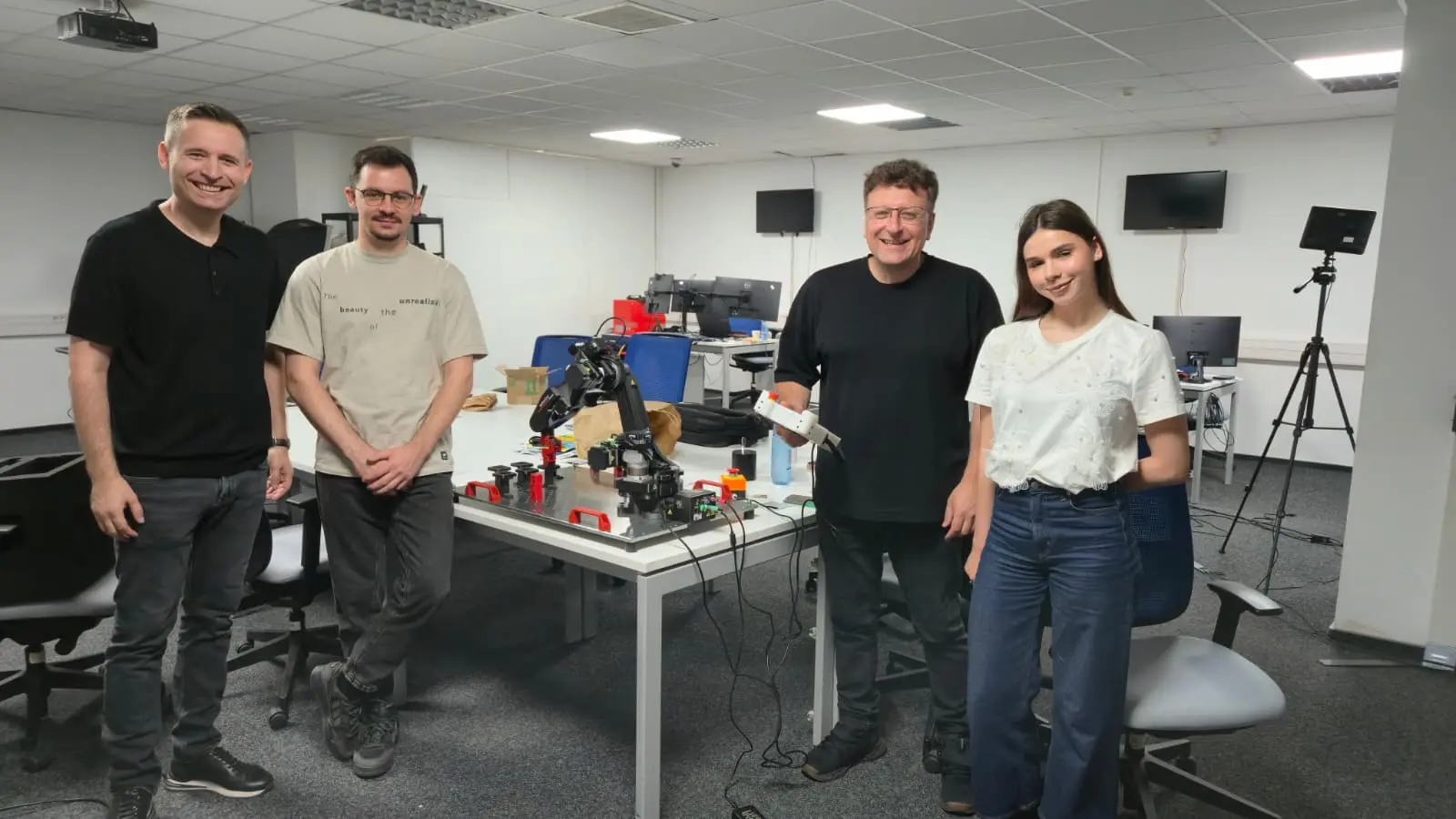 uzinex lanseaza primul centru de reconversie profesionala prin care invata persoanele cu dizabilitati locomotorii cum sa programeze roboti