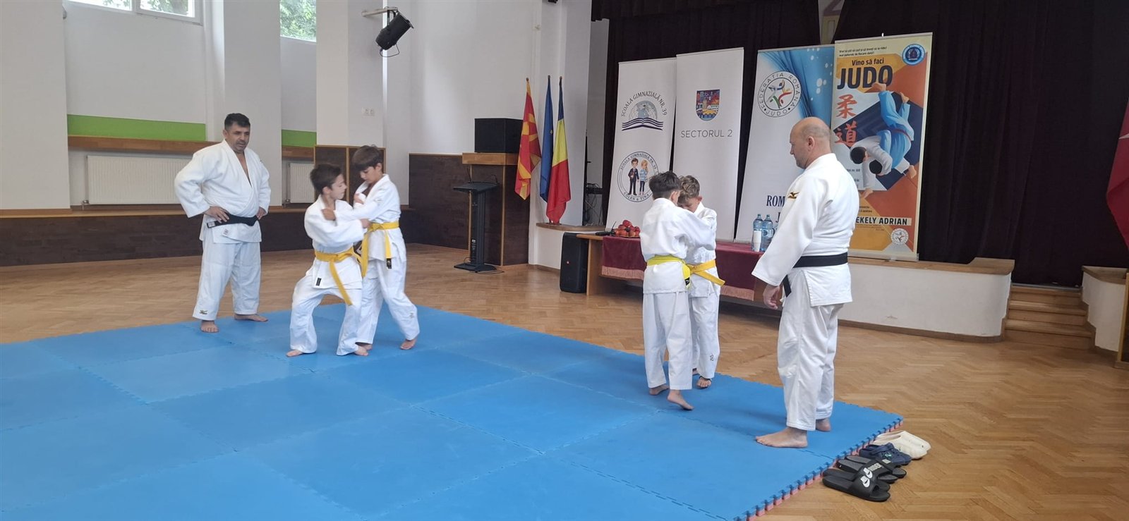 Demonstratie de judo pe tatami sustinuta de sportivii ACS Motiuashi Bucuresti